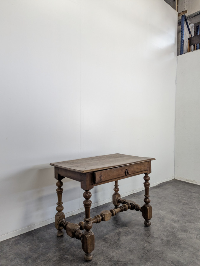 Table d'époque Louis XIII en Noyer