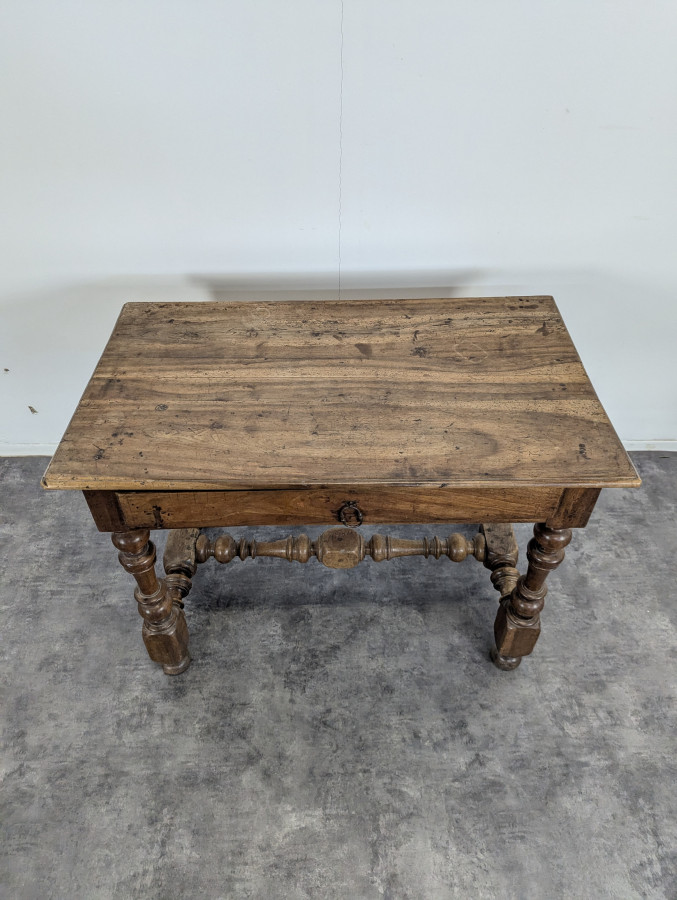 Table d'époque Louis XIII en Noyer