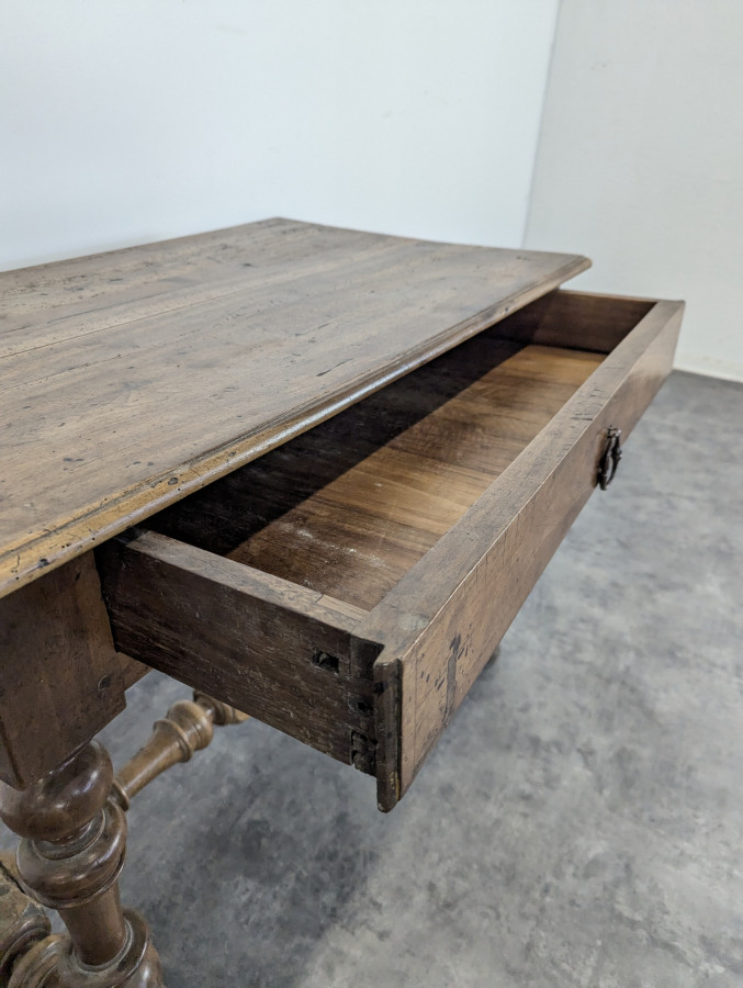Table d'époque Louis XIII en Noyer