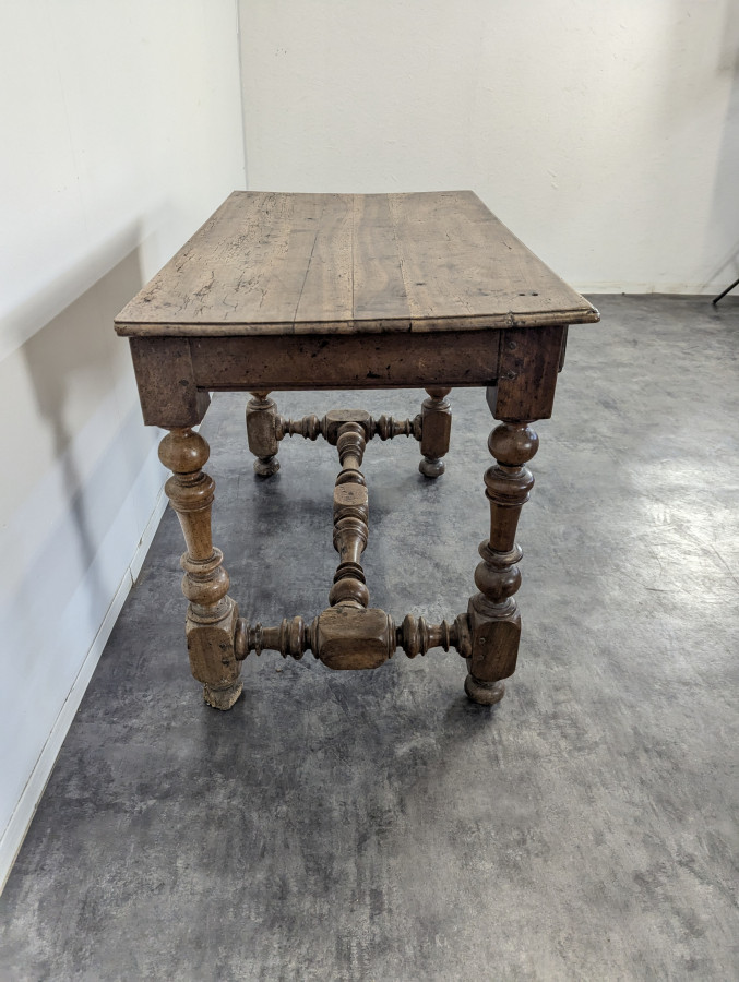 Table d'époque Louis XIII en Noyer