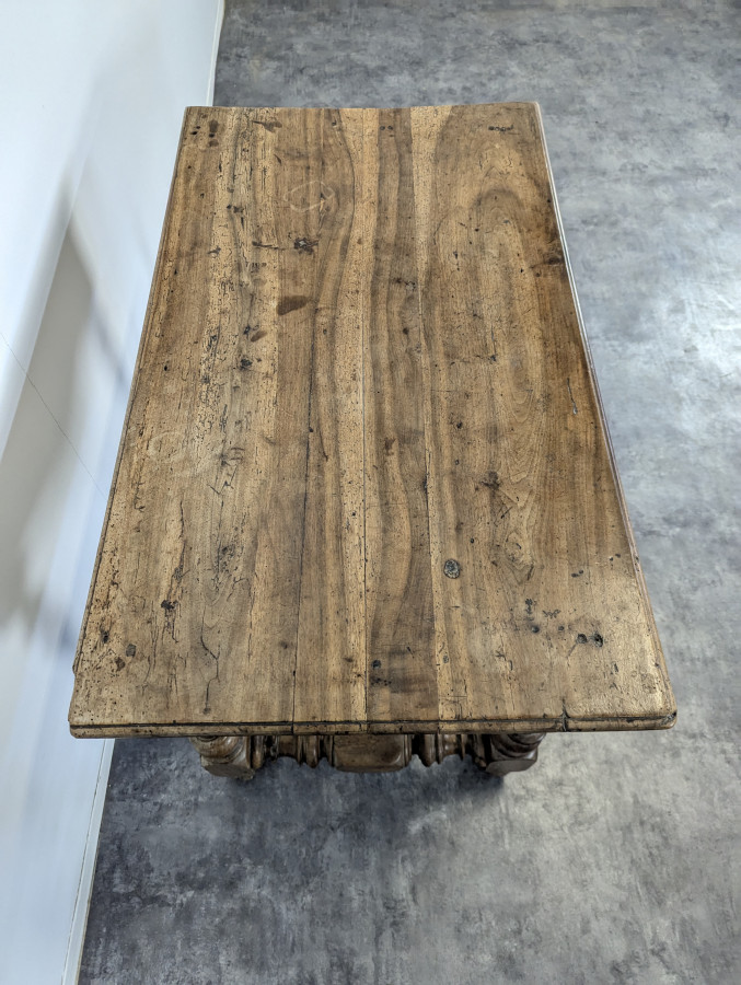 Table d'époque Louis XIII en Noyer