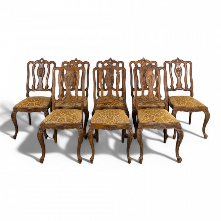 Série de 8 chaises de style Louis XV en chêne