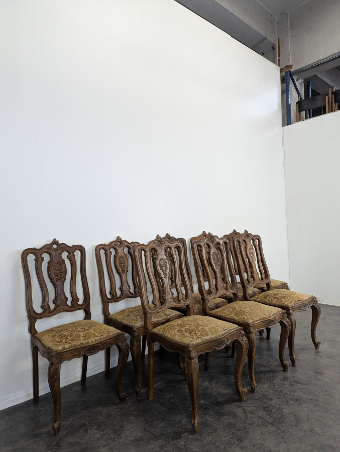 Série de 8 chaises de style Louis XV en chêne
