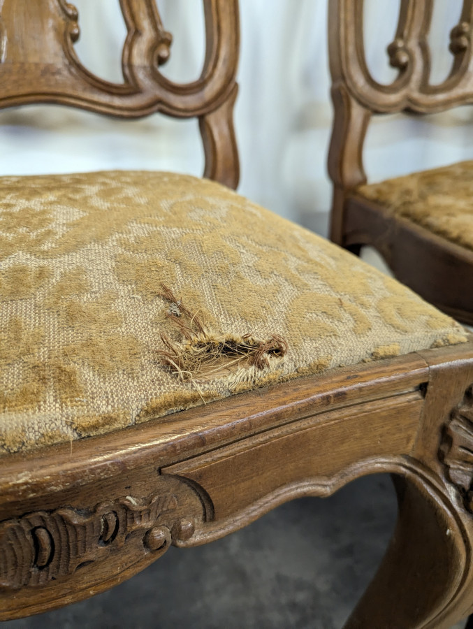 Série de 8 chaises de style Louis XV en chêne