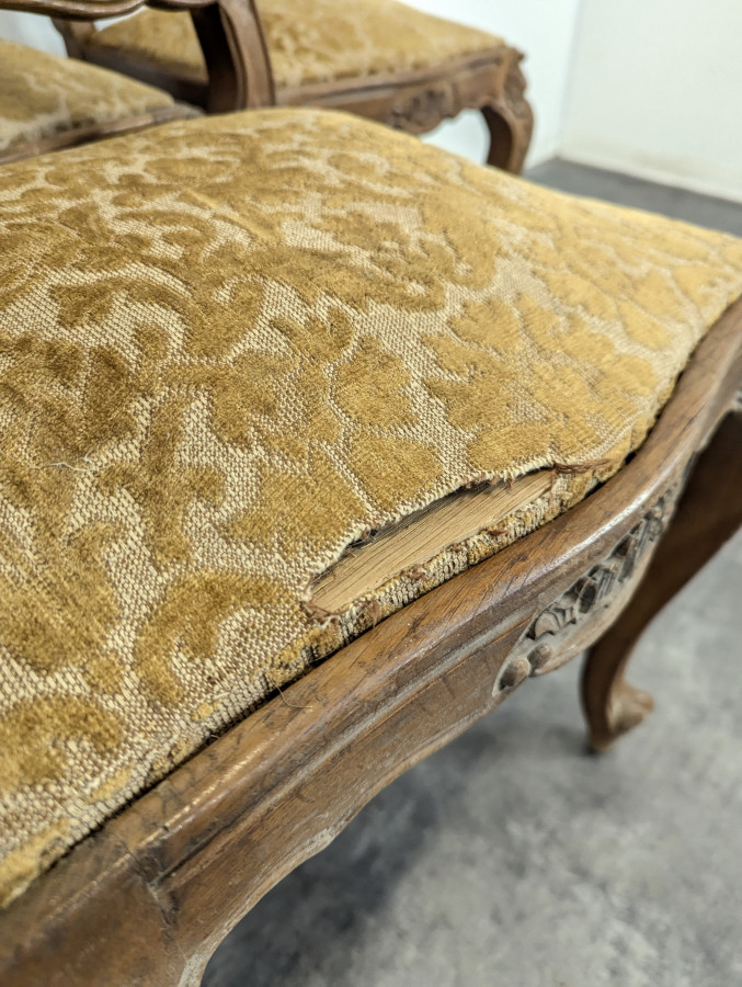 Série de 8 chaises de style Louis XV en chêne