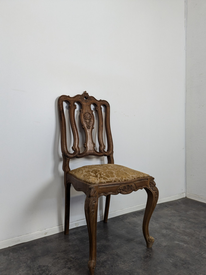 Série de 8 chaises de style Louis XV en chêne