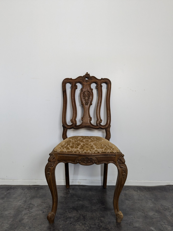 Série de 8 chaises de style Louis XV en chêne