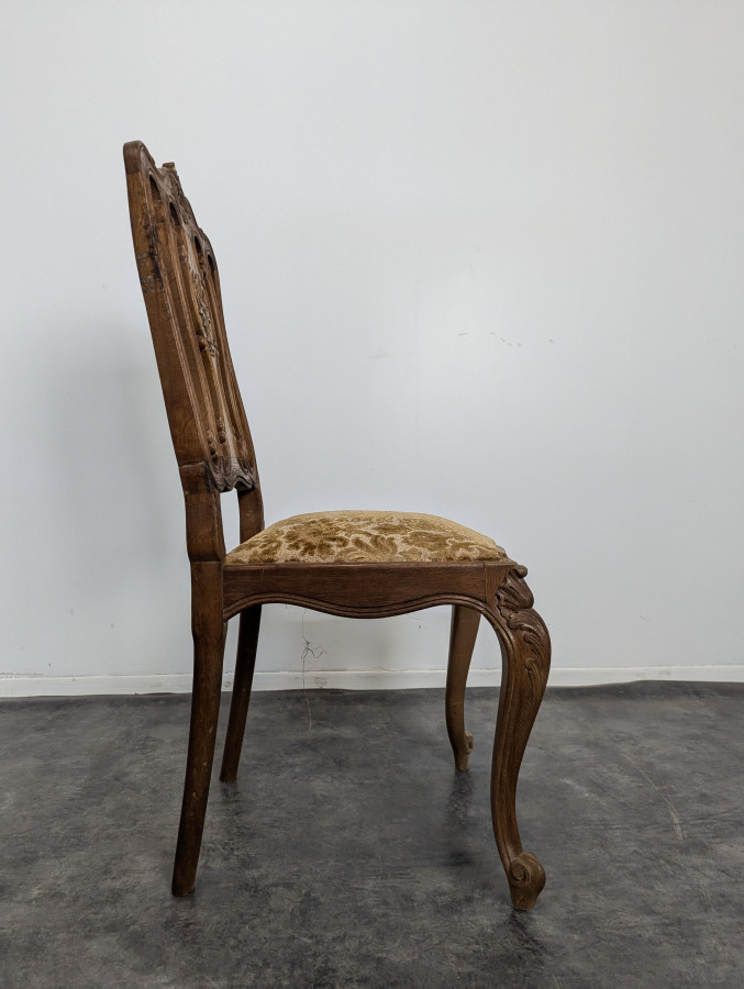 Série de 8 chaises de style Louis XV en chêne