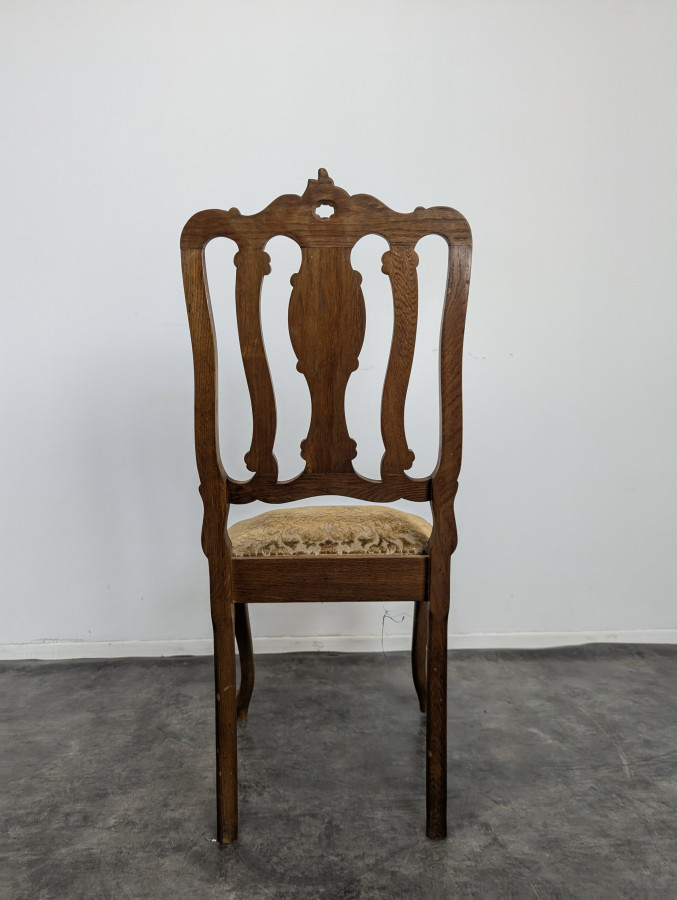 Série de 8 chaises de style Louis XV en chêne