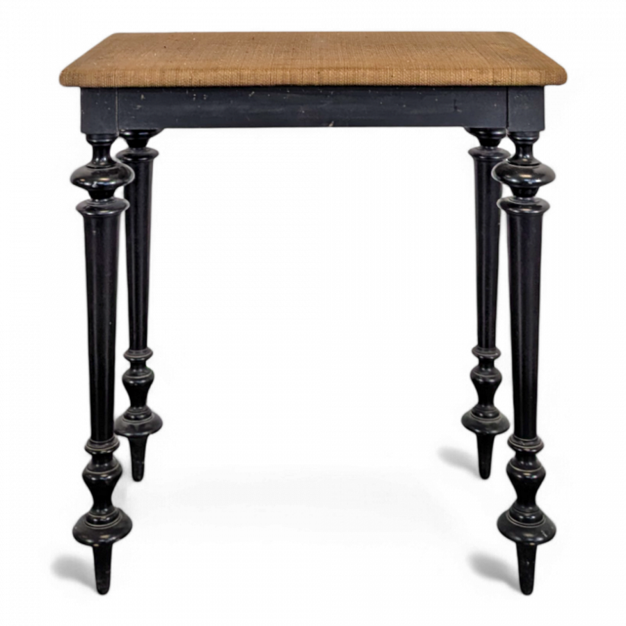 Table d'appoint en bois noirci