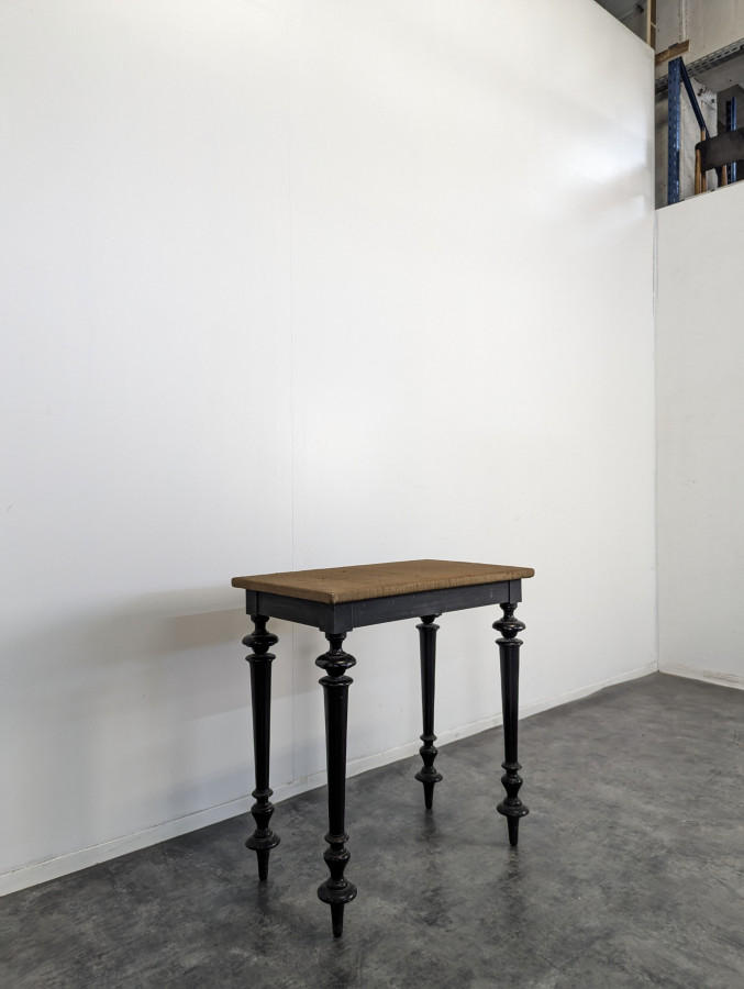 Table d'appoint en bois noirci