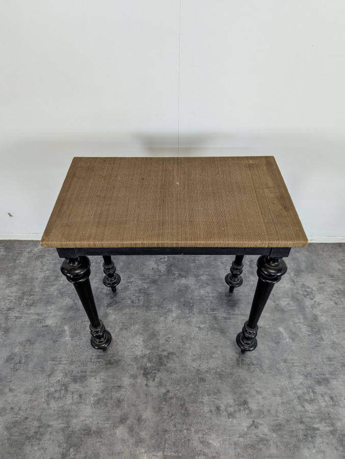 Table d'appoint en bois noirci