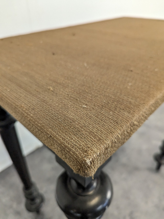 Table d'appoint en bois noirci