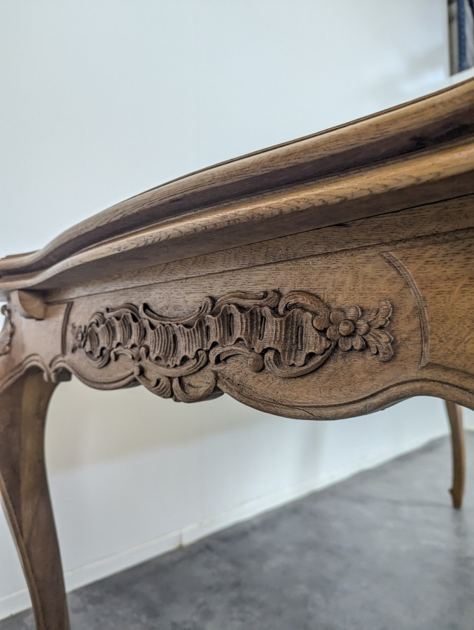 Table de style Louis XV allonges à l'italienne