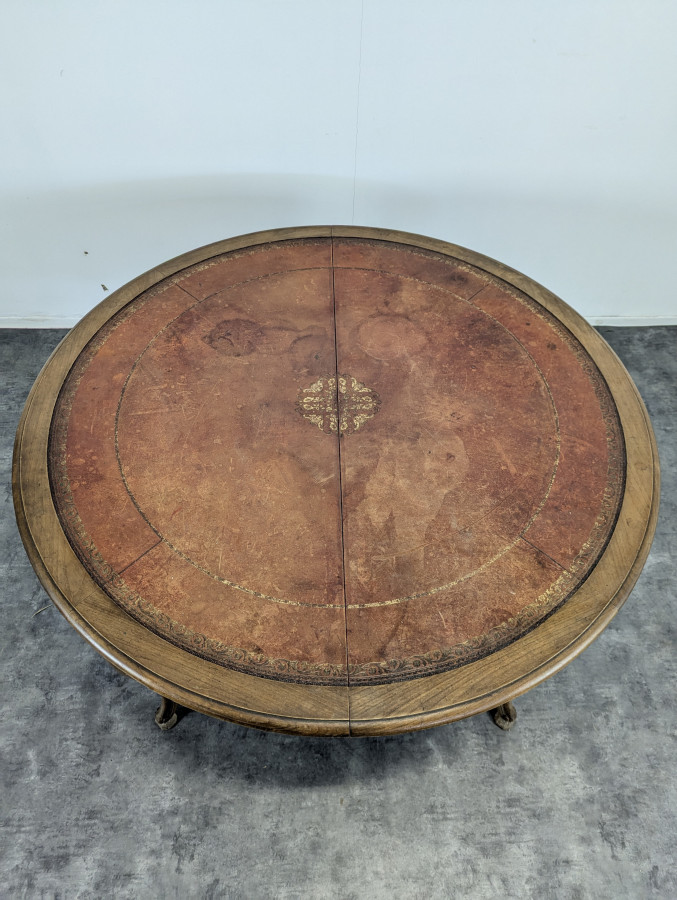 Table de style Louis XV avec plateau en cuir