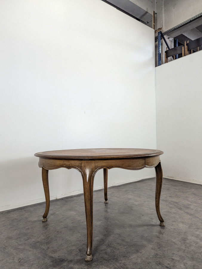 Table de style Louis XV avec plateau en cuir