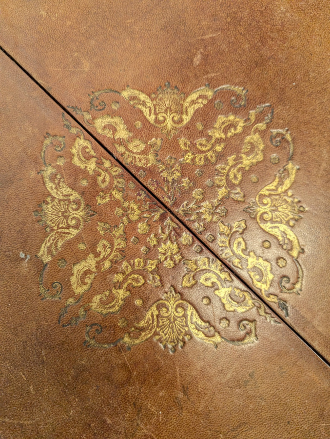 Table de style Louis XV avec plateau en cuir
