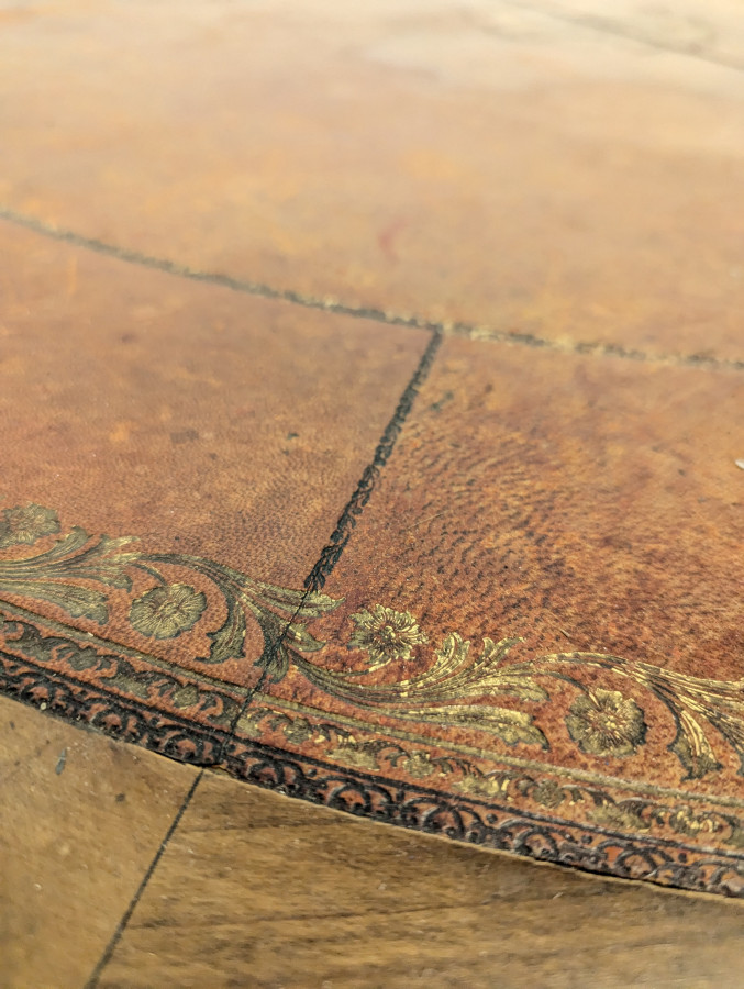 Table de style Louis XV avec plateau en cuir