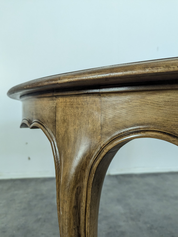 Table de style Louis XV avec plateau en cuir