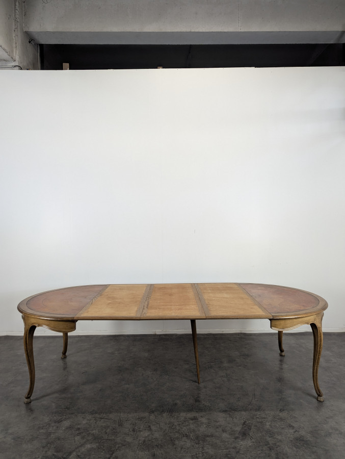 Table de style Louis XV avec plateau en cuir