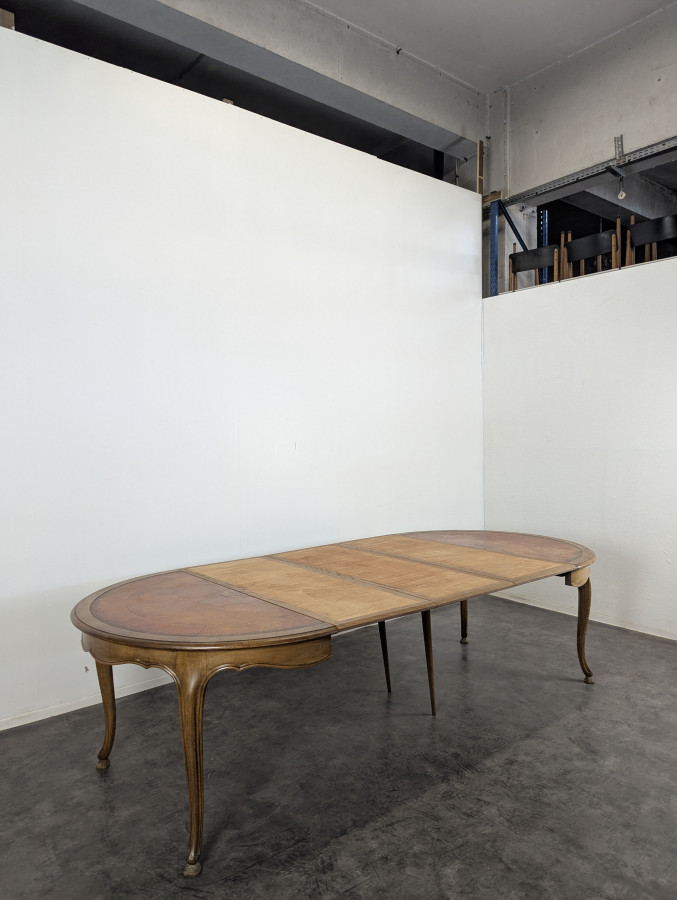 Table de style Louis XV avec plateau en cuir