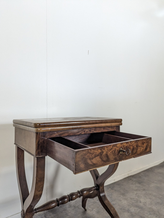 Table à jeu d'époque Restauration en Acajou flammé
