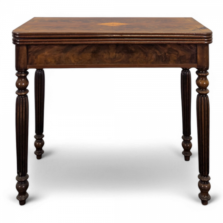 Table à jeu en Acajou flammé époque Restauration