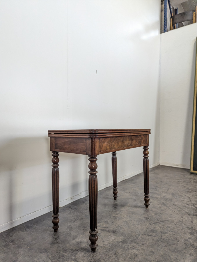 Table à jeu en Acajou flammé époque Restauration