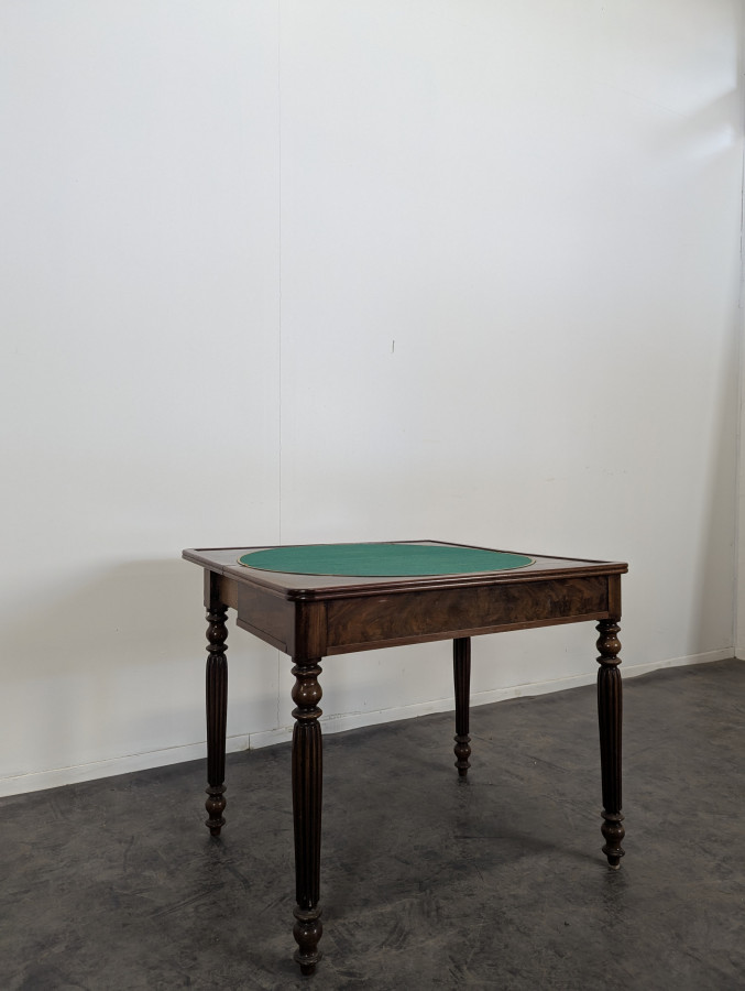 Table à jeu en Acajou flammé époque Restauration