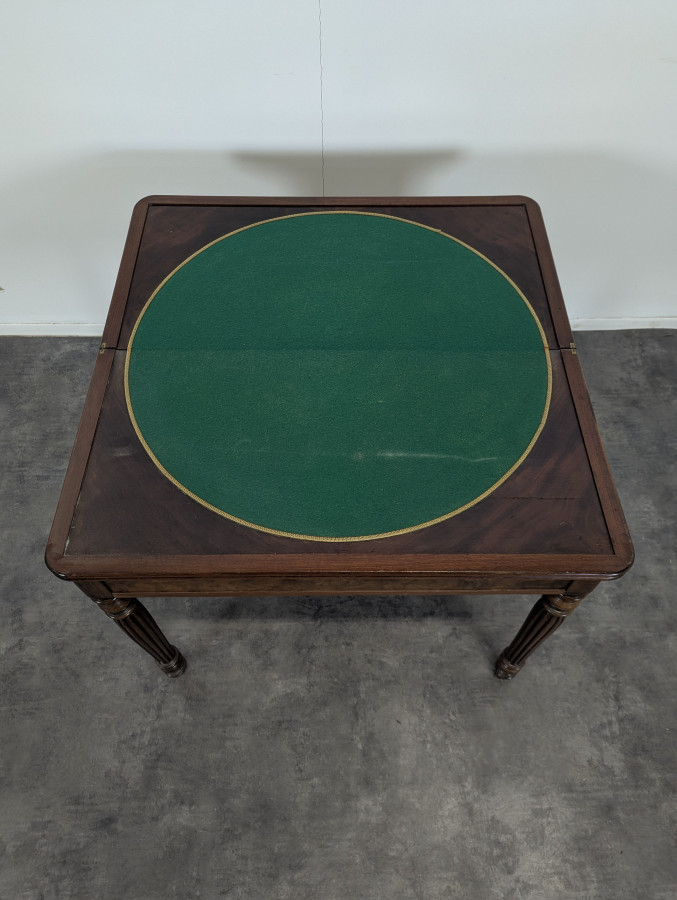 Table à jeu en Acajou flammé époque Restauration