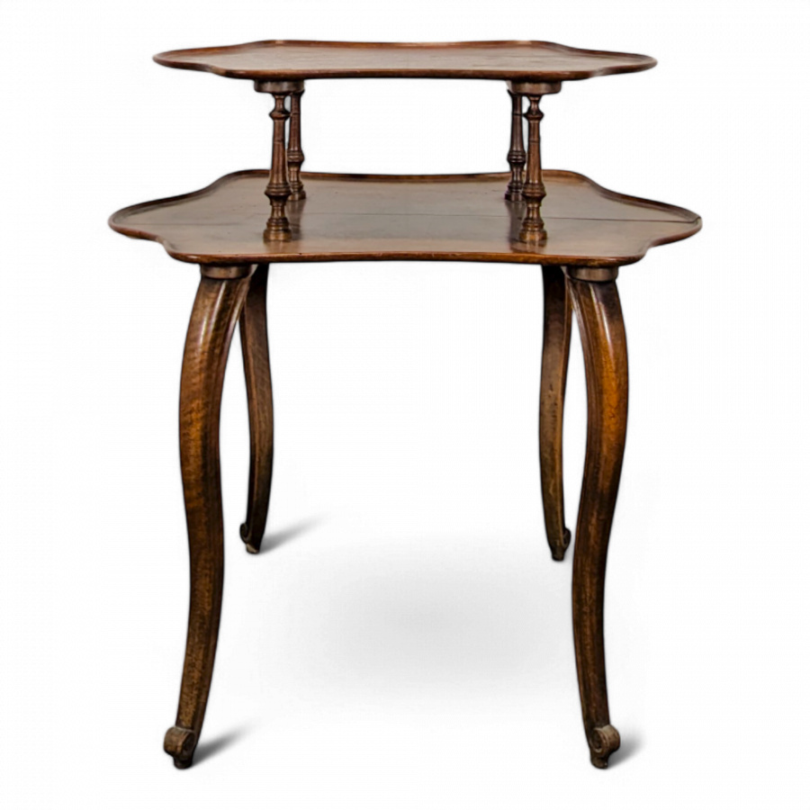 Table à thé de style Louis XV en Noyer