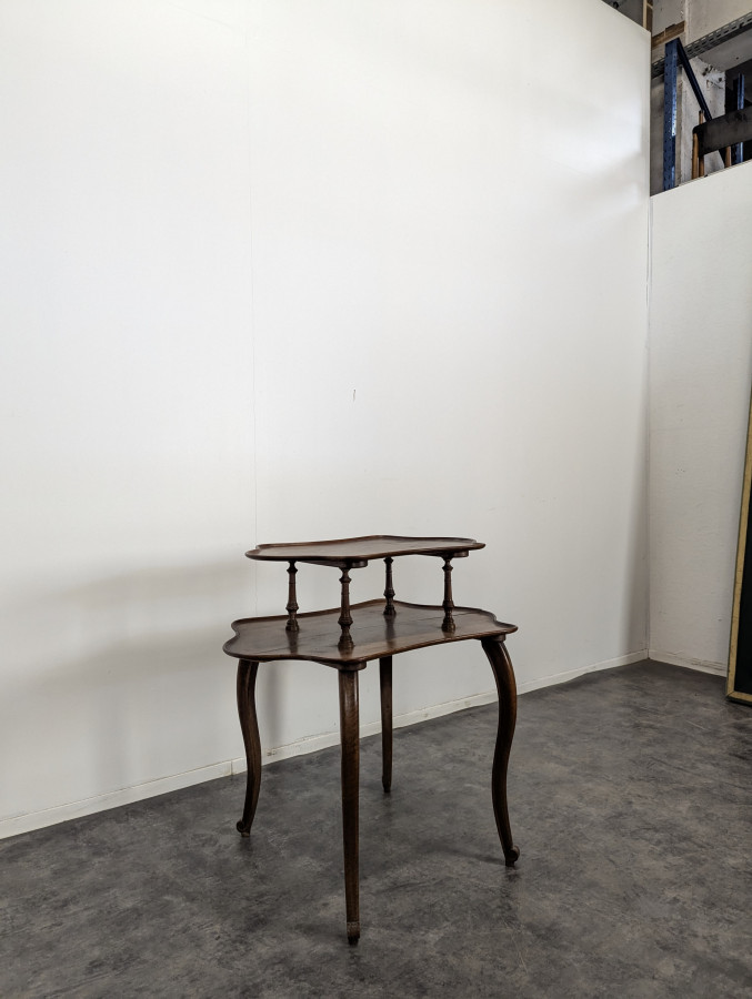 Table à thé de style Louis XV en Noyer