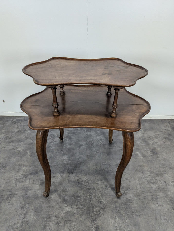 Table à thé de style Louis XV en Noyer