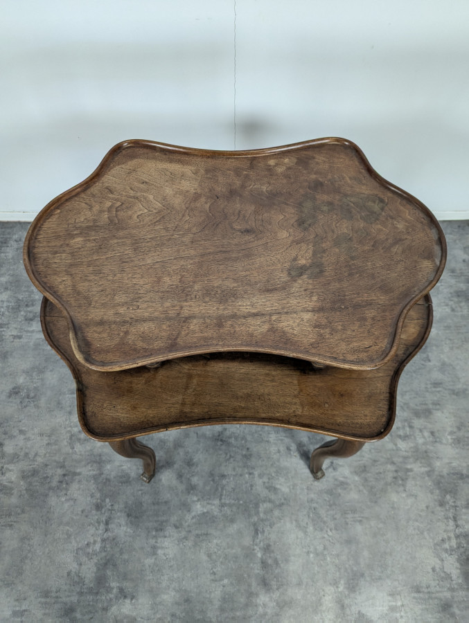 Table à thé de style Louis XV en Noyer