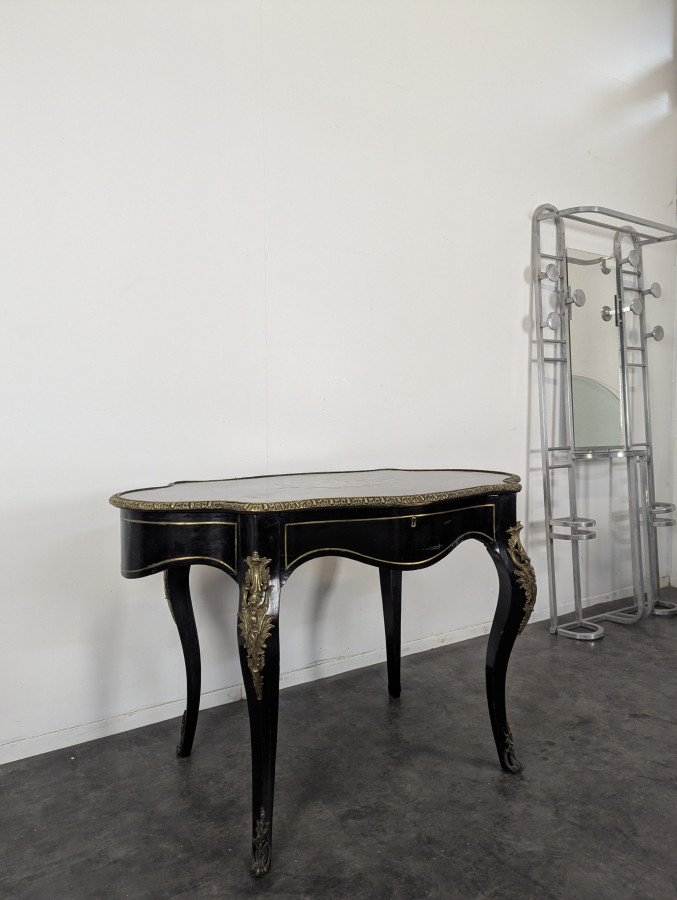Table de milieu en bois noirci époque Napoléon III