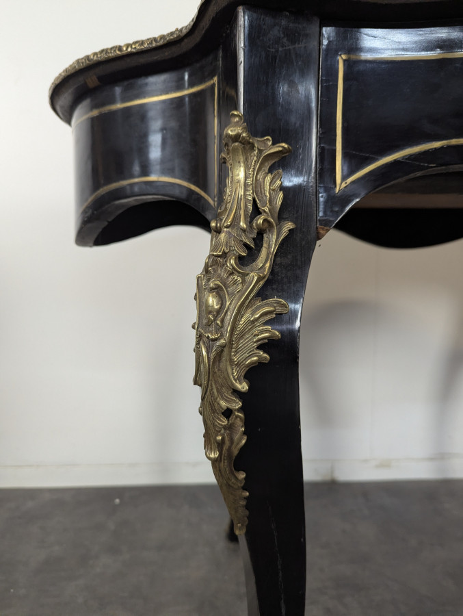 Table de milieu en bois noirci époque Napoléon III