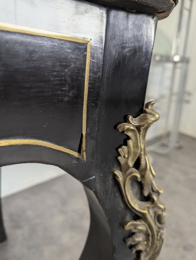 Table de milieu en bois noirci époque Napoléon III