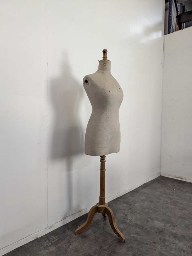 Mannequin vintage piètement bois DLG Siegel