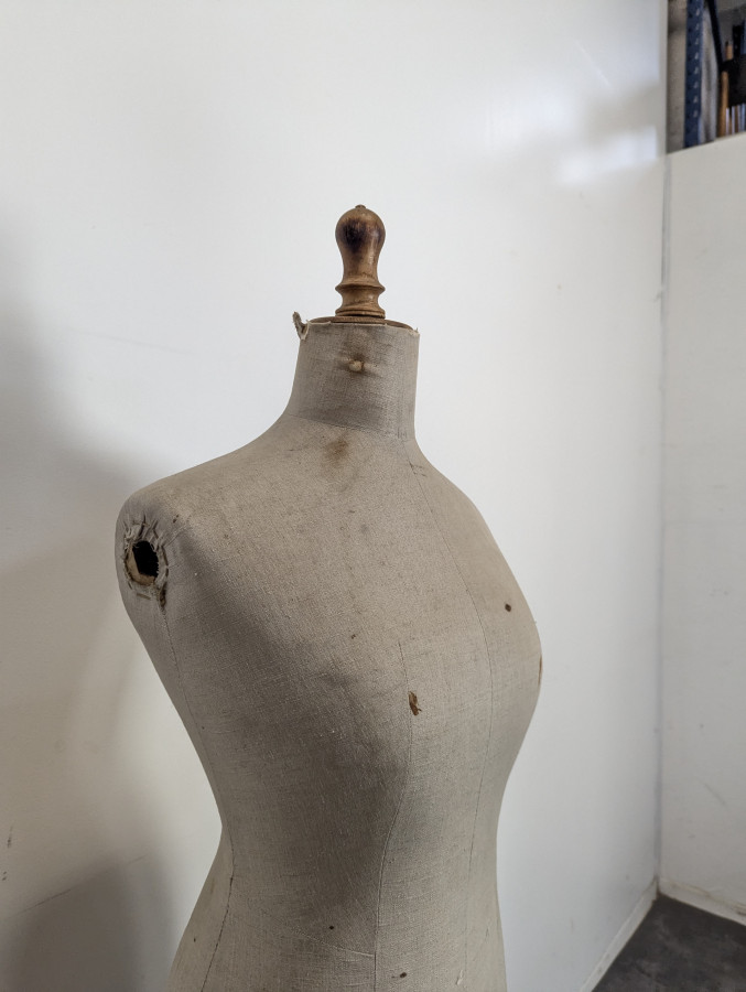Mannequin vintage piètement bois DLG Siegel