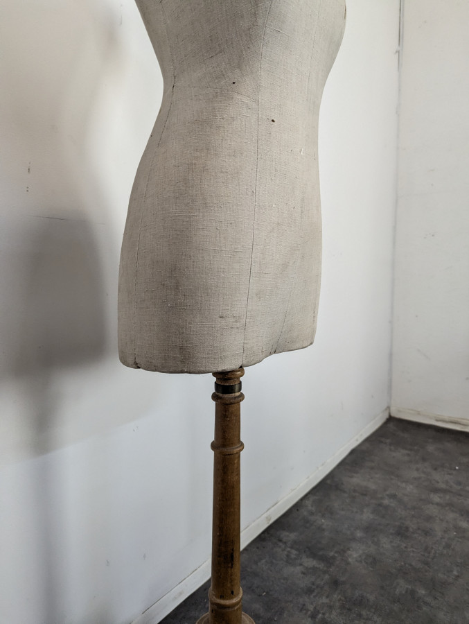 Mannequin vintage piètement bois DLG Siegel