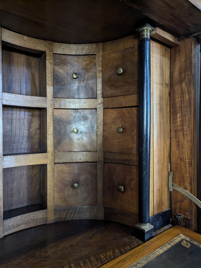 Secrétaire de style Empire composé de tiroirs en alcoves