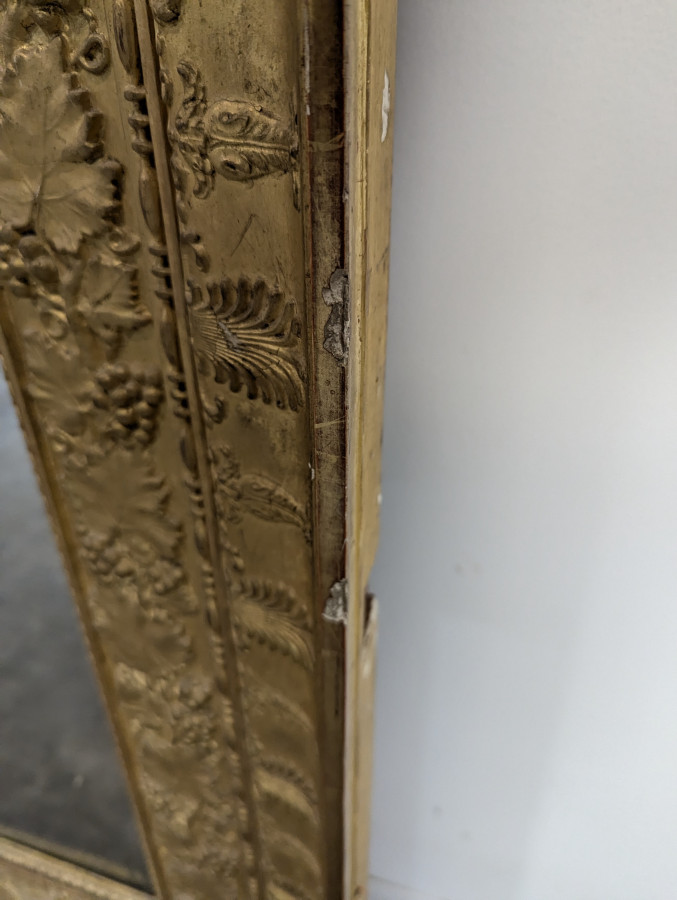 Important miroir époque Restauration riche décor viticole