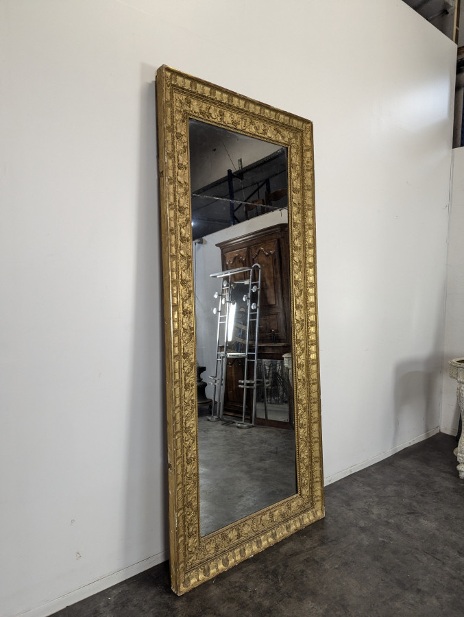 Important miroir époque Restauration riche décor viticole