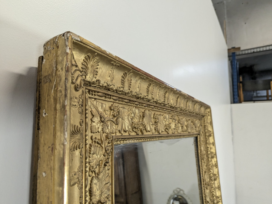 Important miroir époque Restauration riche décor viticole
