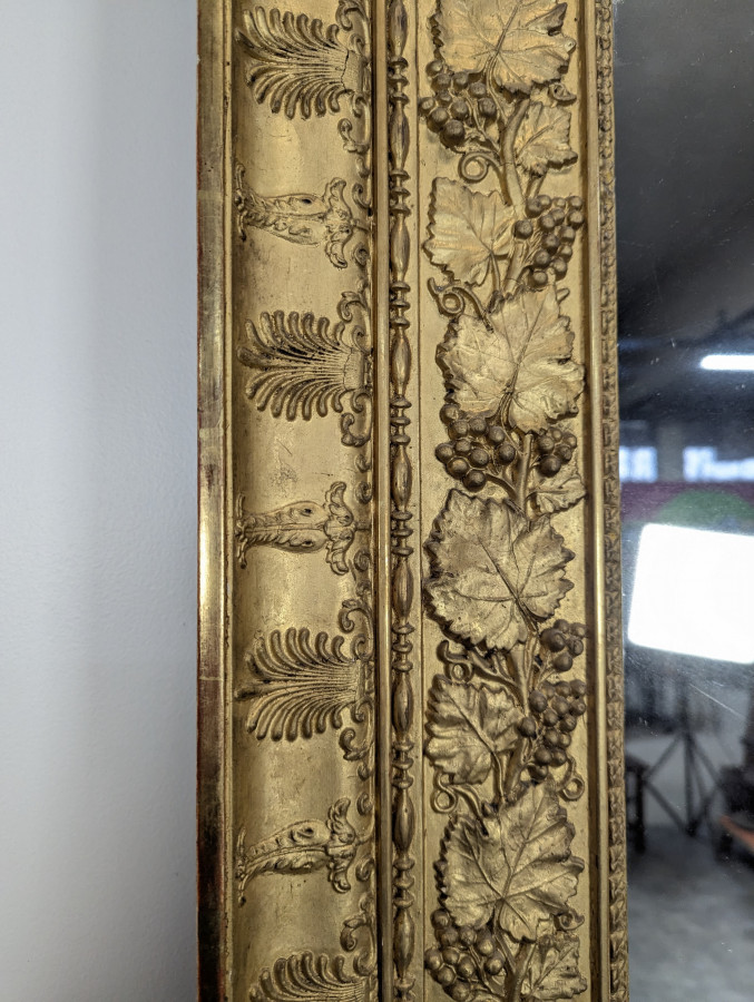 Important miroir époque Restauration riche décor viticole