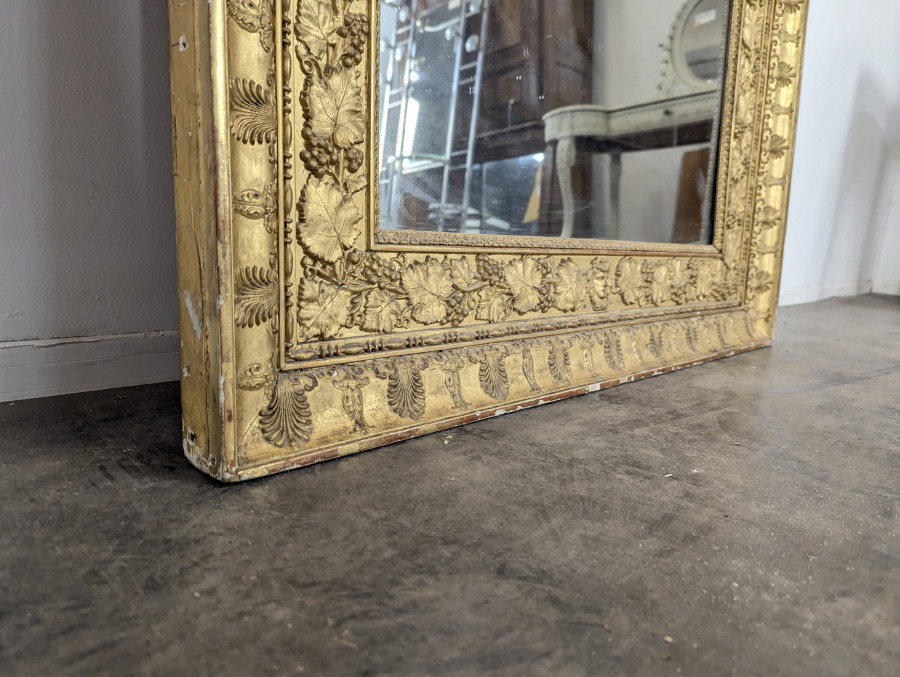 Important miroir époque Restauration riche décor viticole