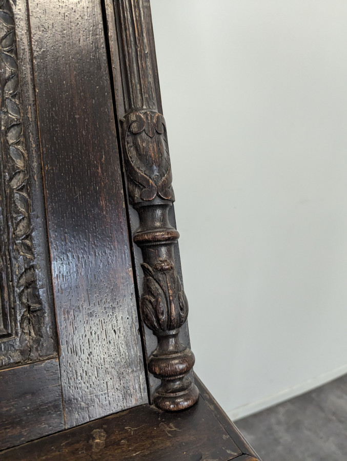 Secrétaire de style néo gothique en chêne