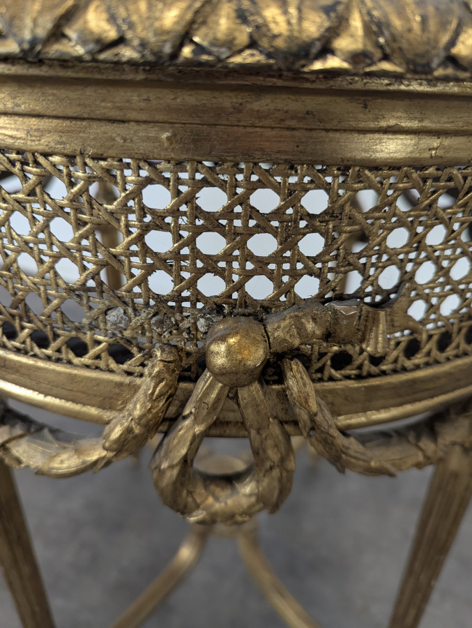 Table de salon en bois doré et cannage de style Louis XVI