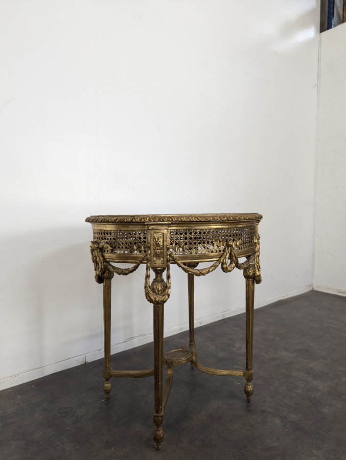 Table de salon en bois doré et cannage de style Louis XVI