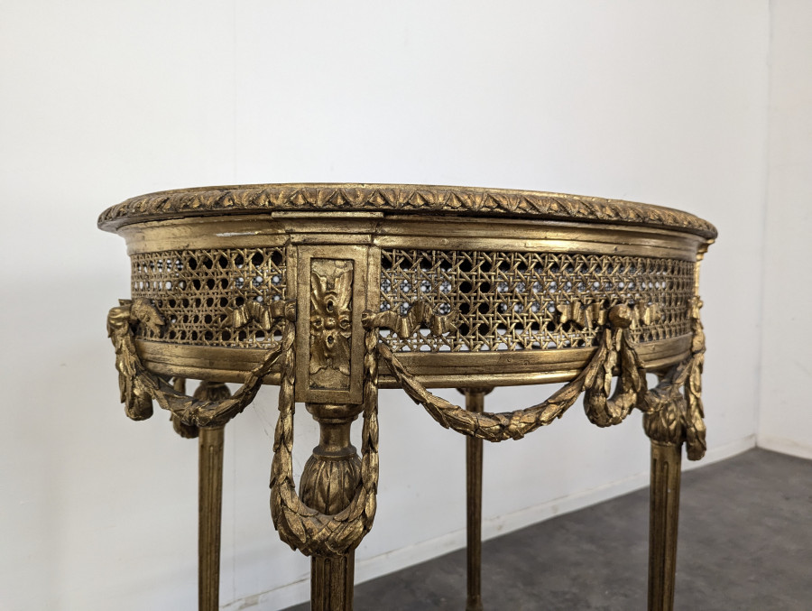 Table de salon en bois doré et cannage de style Louis XVI